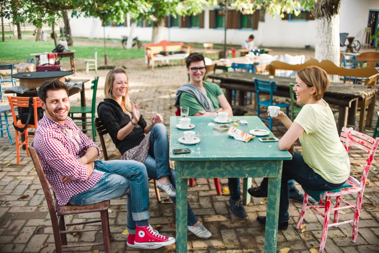 Ekipa se odmara — obrok na salašu