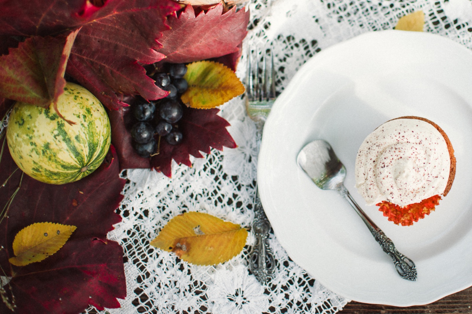 Naranžaste hrizanteme u rustičnoj vazi