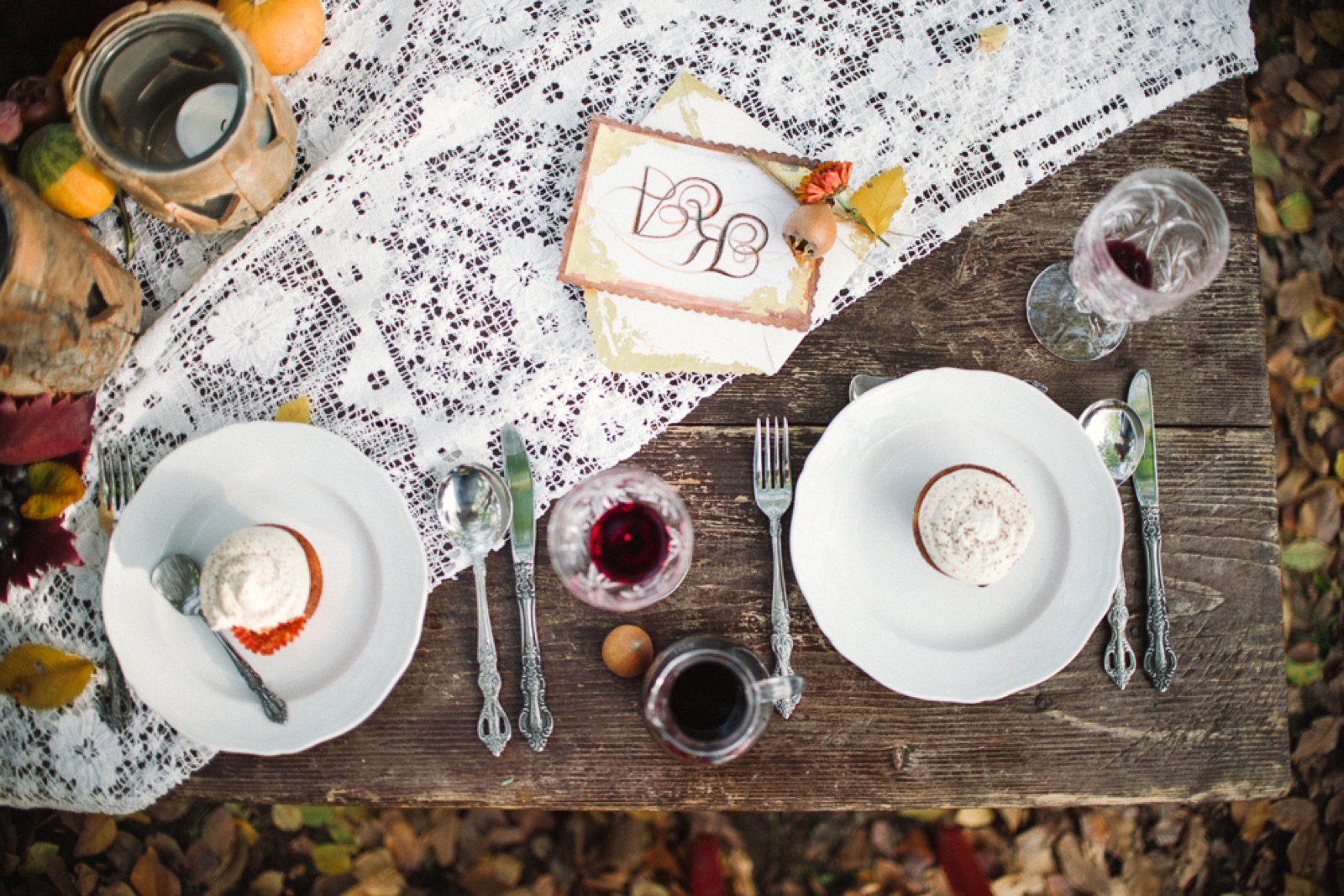 Jesenja trpeza u punom sjaju — pogled sa visine na fenjere, bundeve i cveće