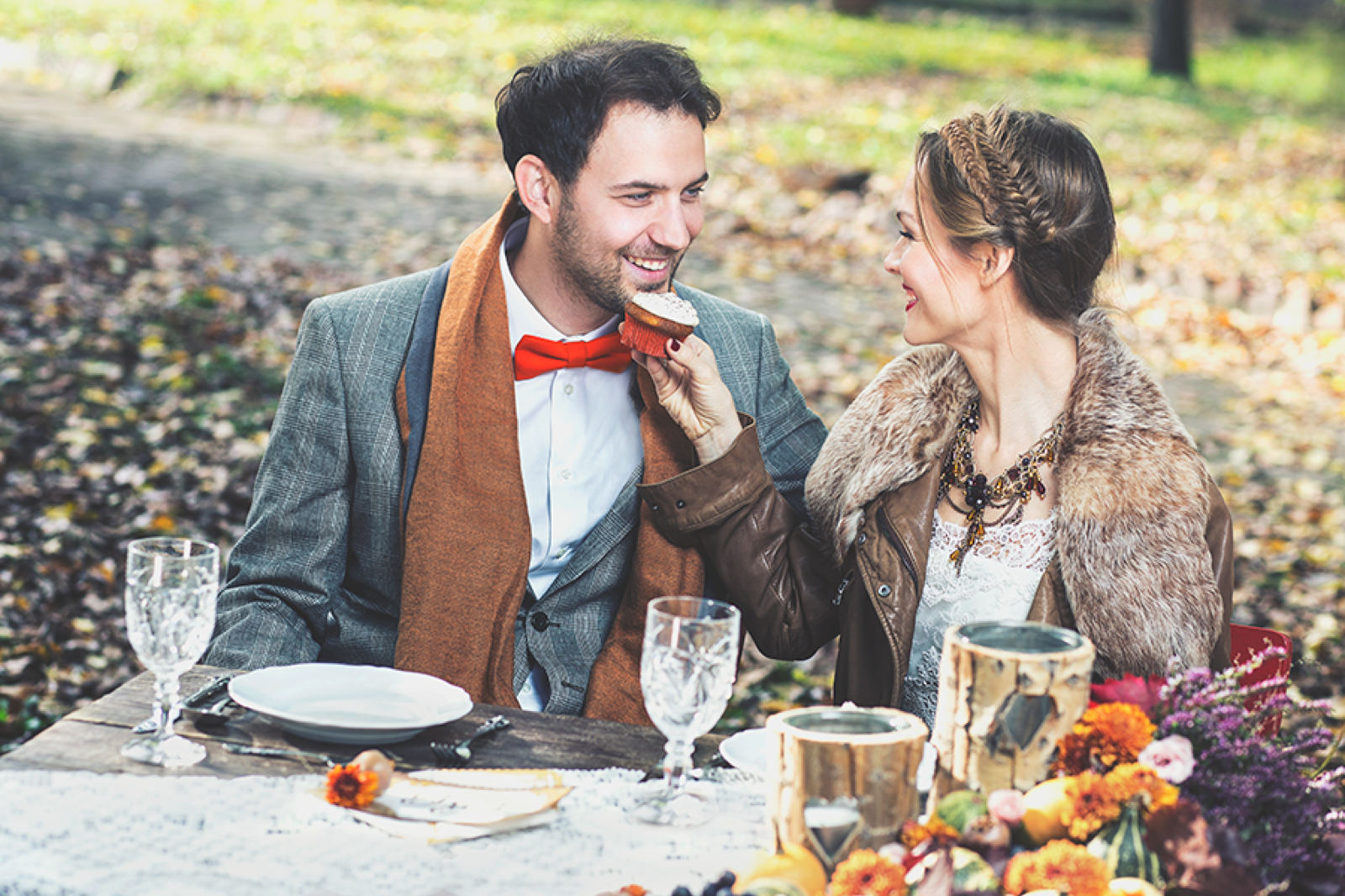 Jesenji bidermajer — mušmule, bele dalije i vres