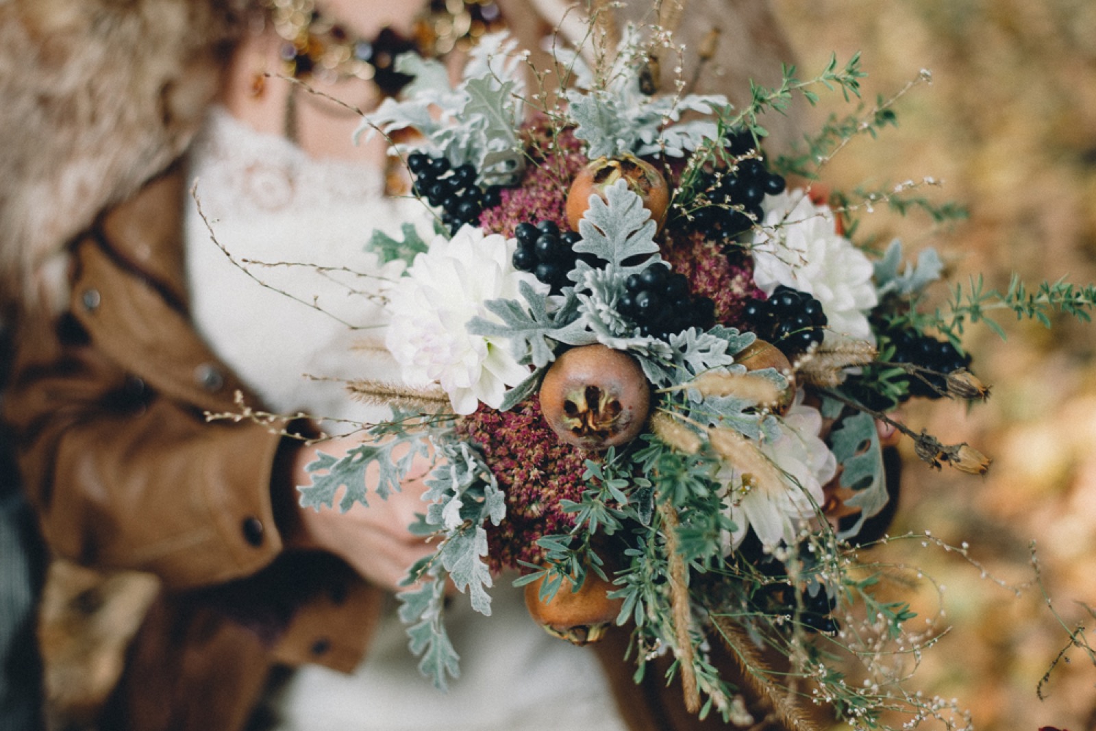 Detalji stola — jesenje cveće i bundeve