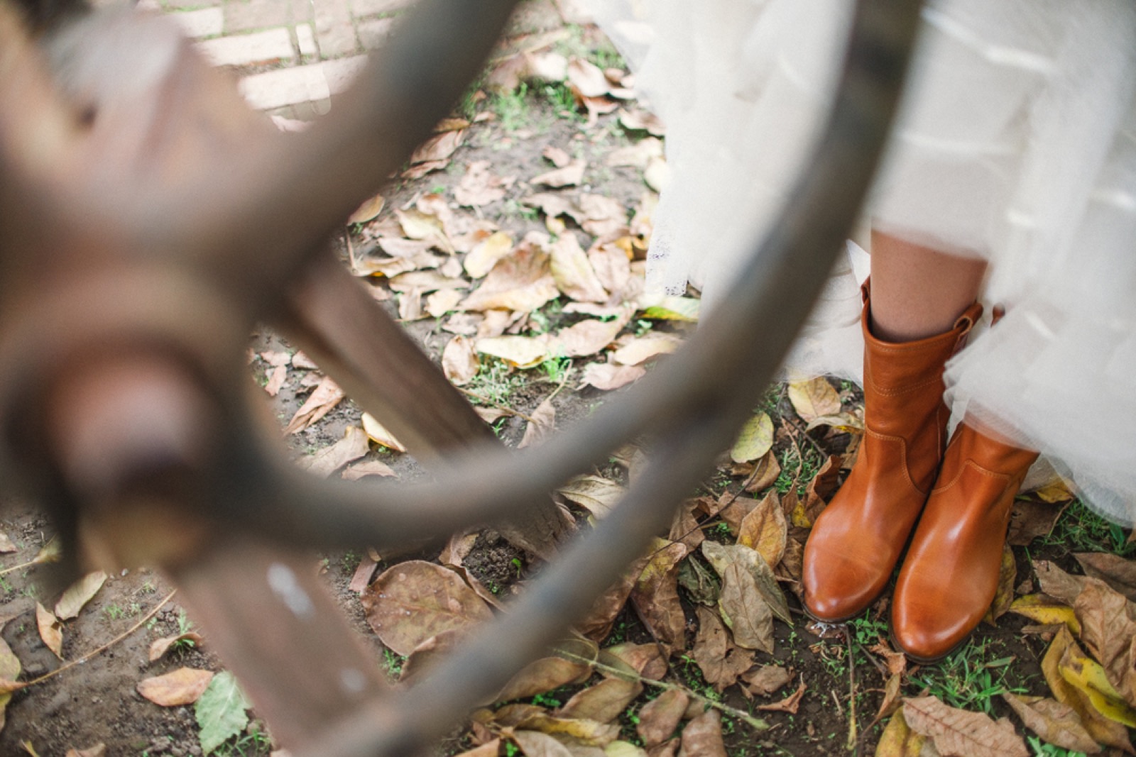 Mladoženja u tamnozelenom odelu sa narandžastom ešarpom