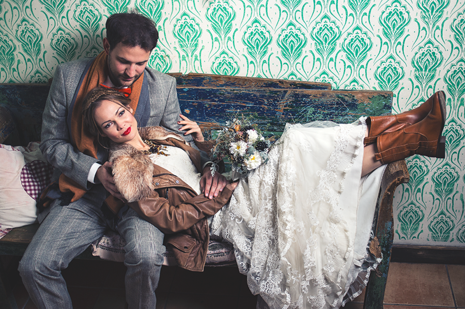 Mlada drži jesenji bidermajer