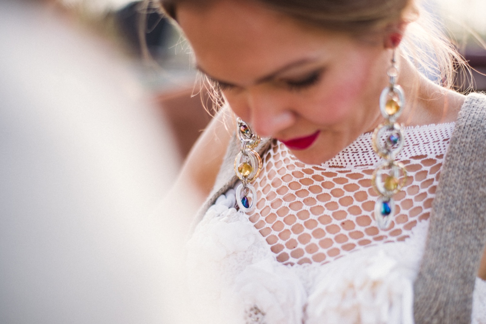 Romantičan portret među jesenjim lišćem