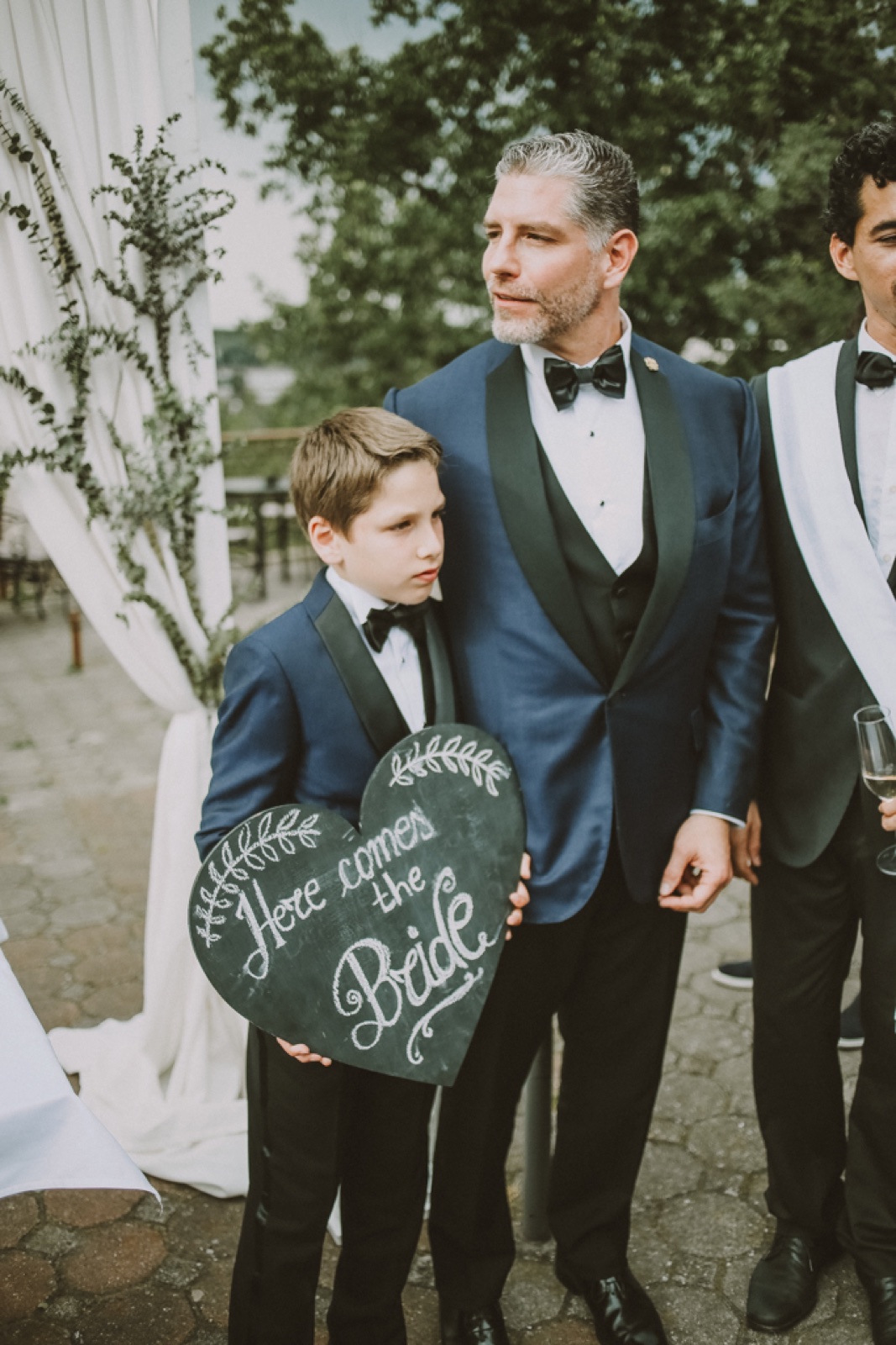 Mlada izlazi pod dugom