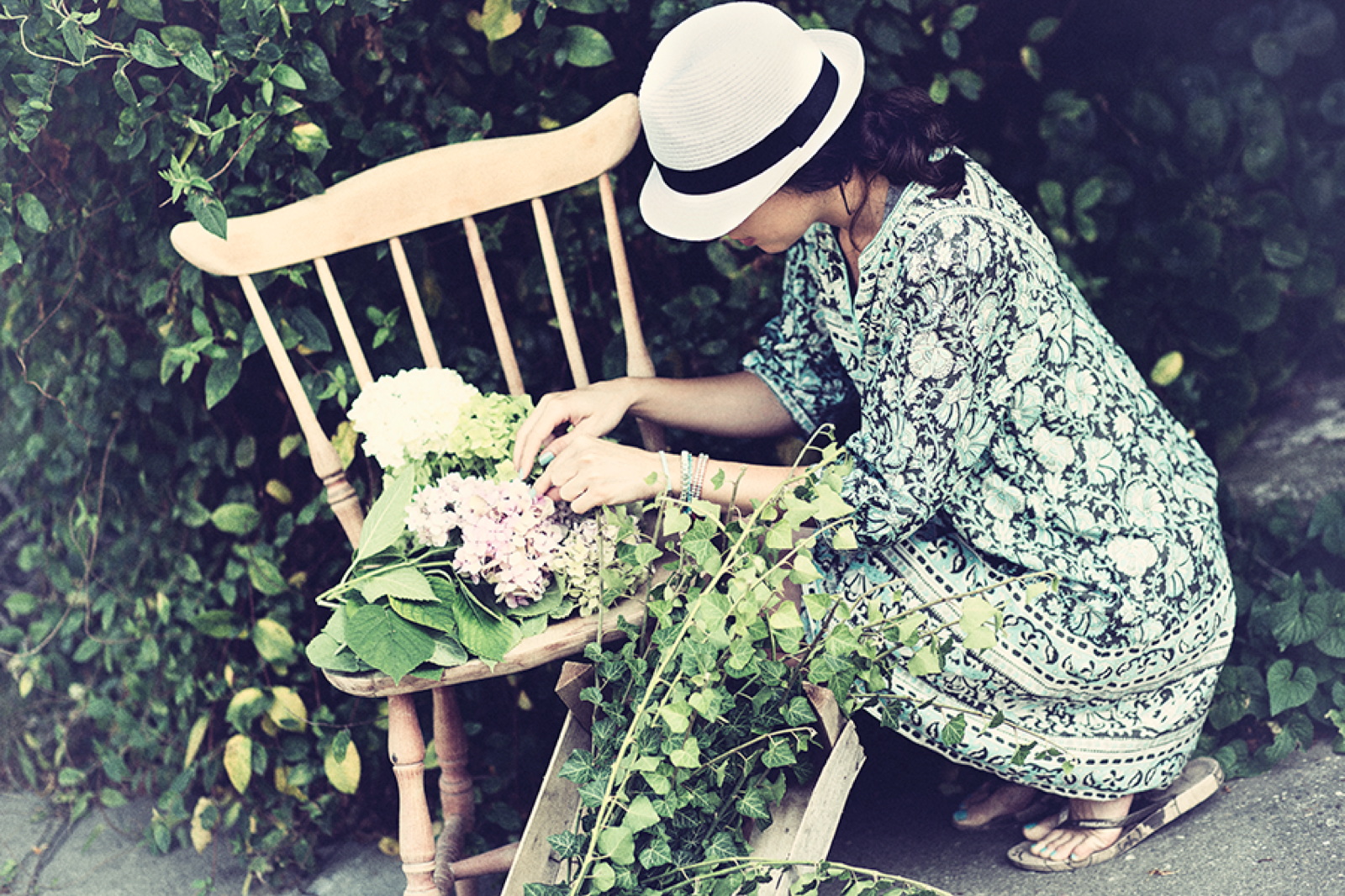 Cveće i zelenilo položeno na sto — materijali za venčić