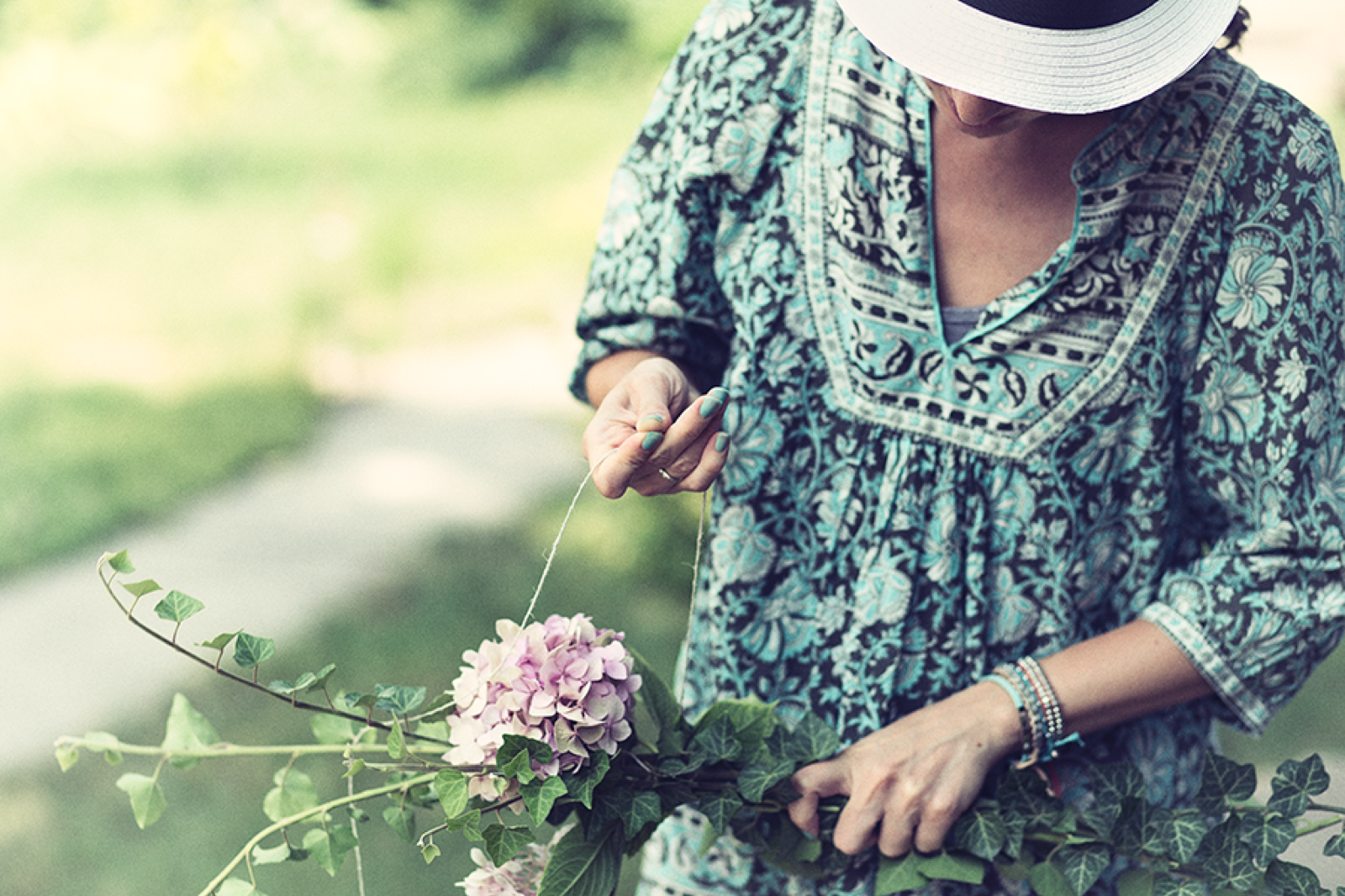 Venčić u izradi — zelenilo i cveće se izmenjuju