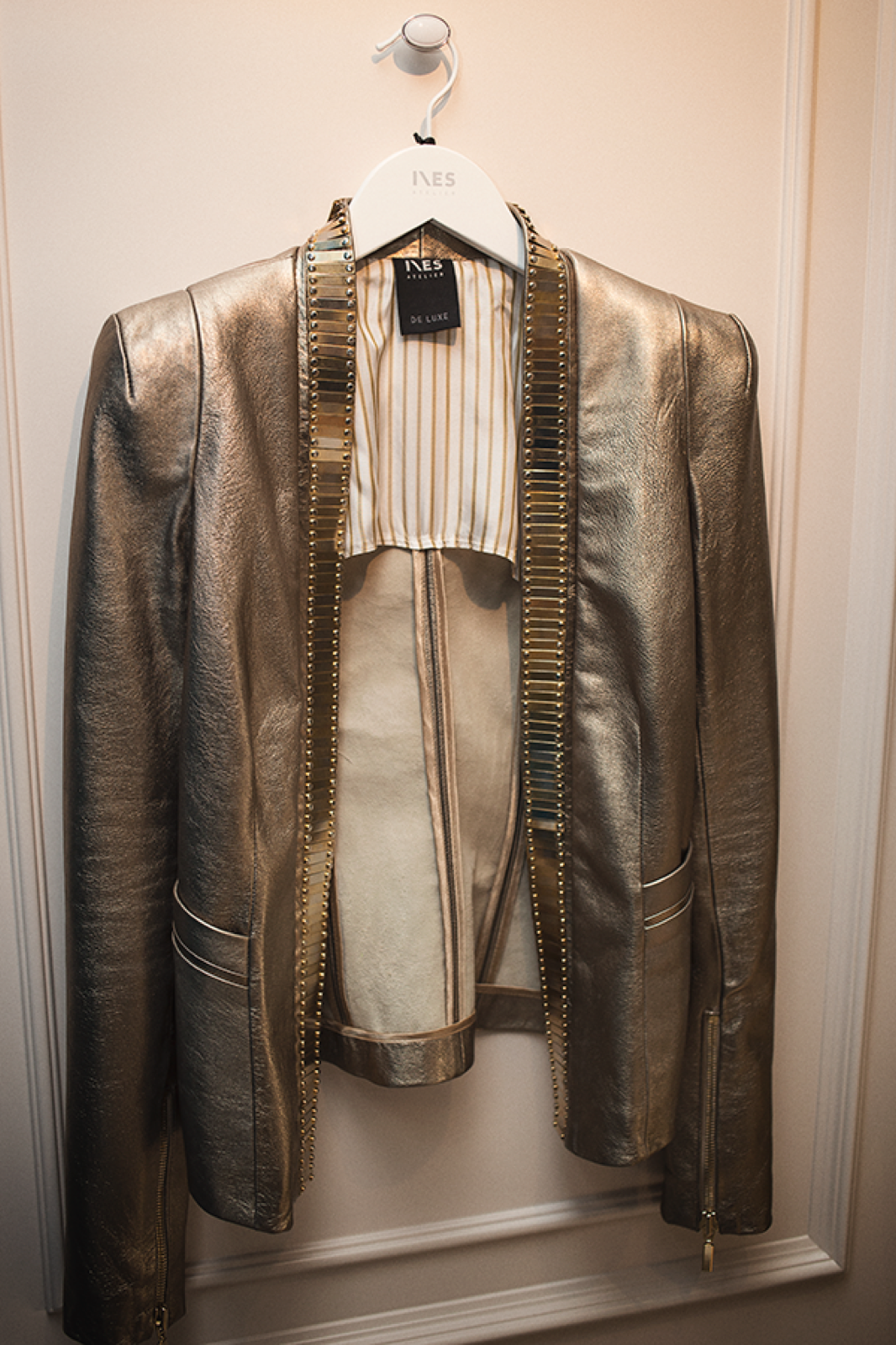 Kožni sako bakarnih tonova — Ines Janković