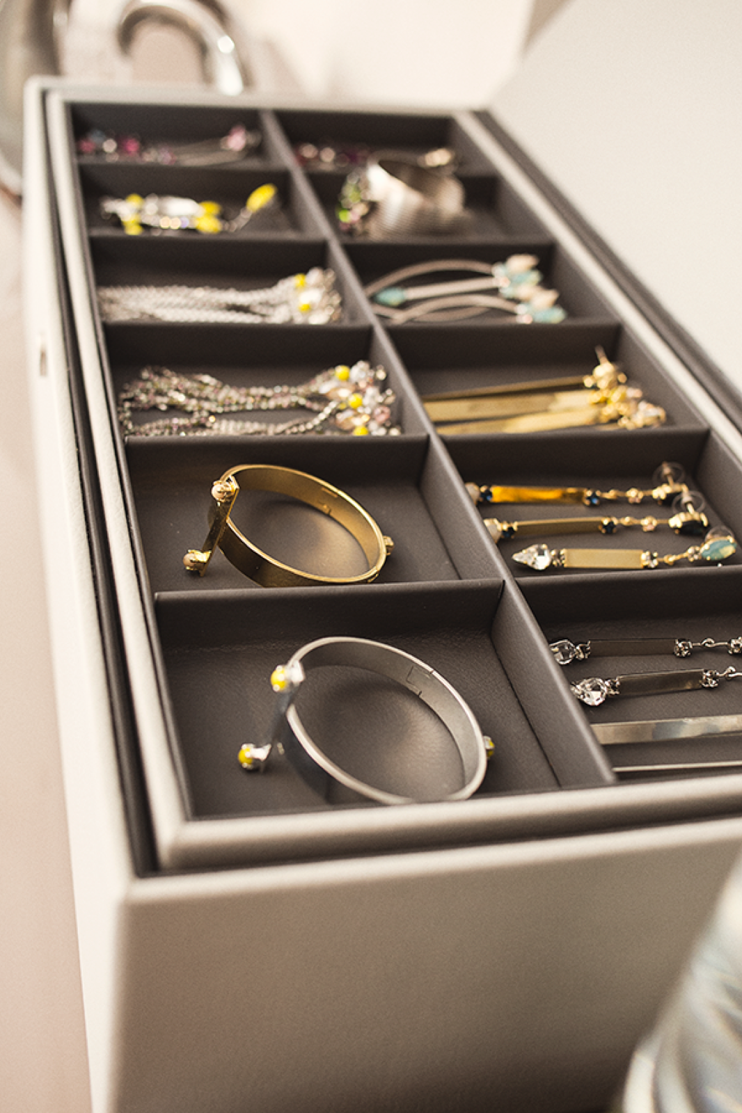 Bela haljina — Ines Janković