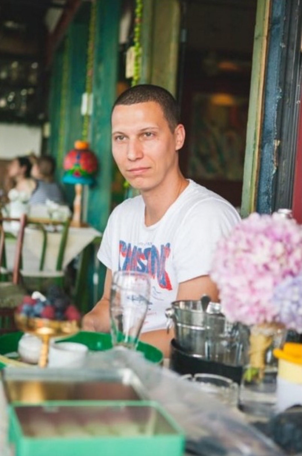 Ptičica pomaže sa dekoracijom