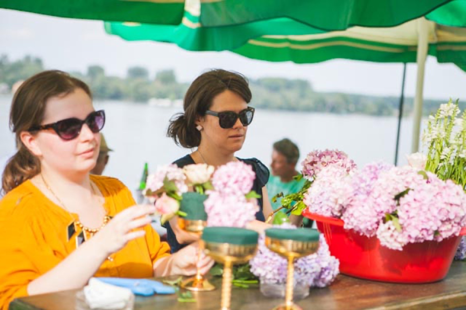 Široki kadar restorana Reka sa ekipom