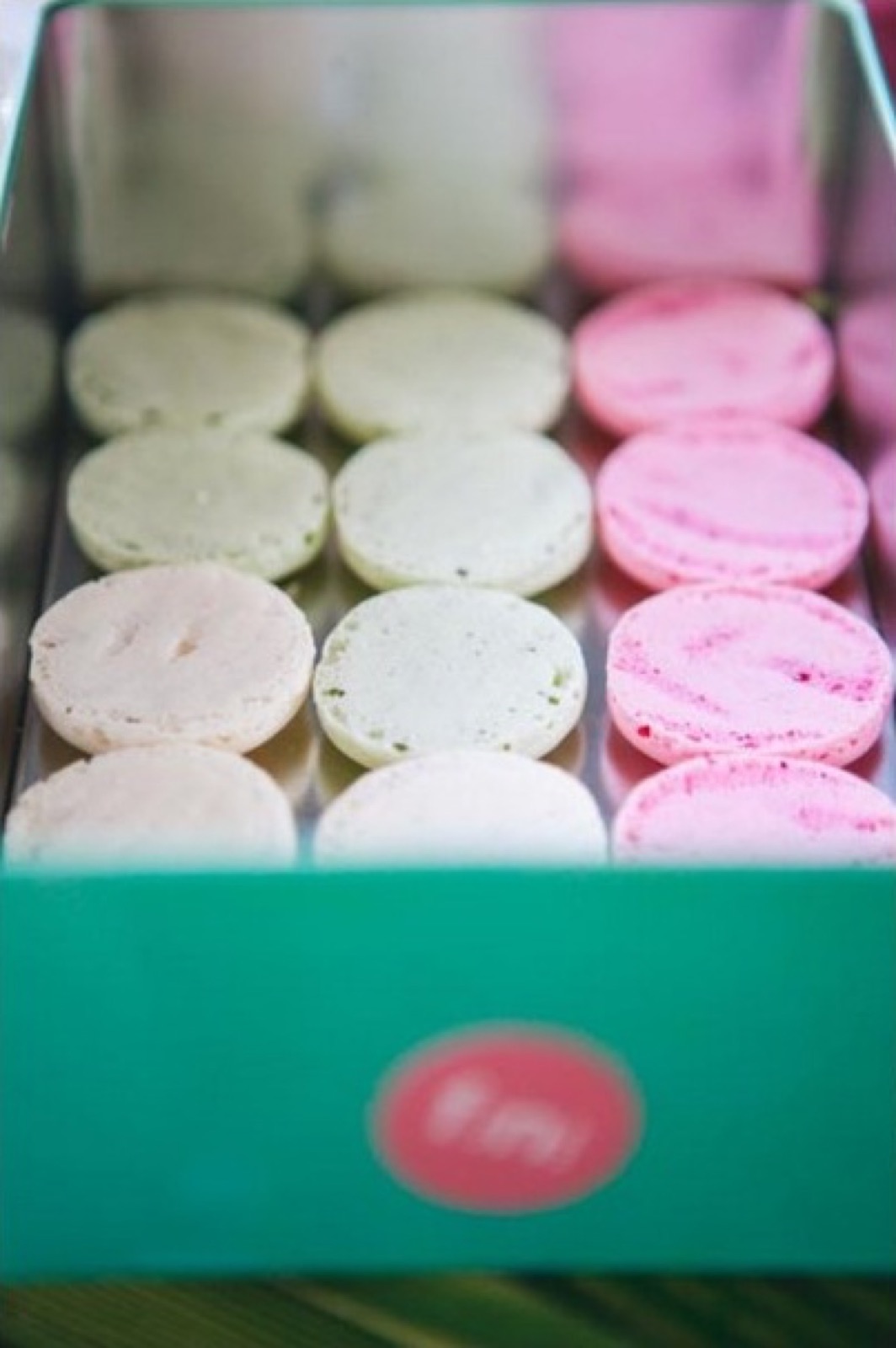 Mlada se sprema — oblačenje haljine