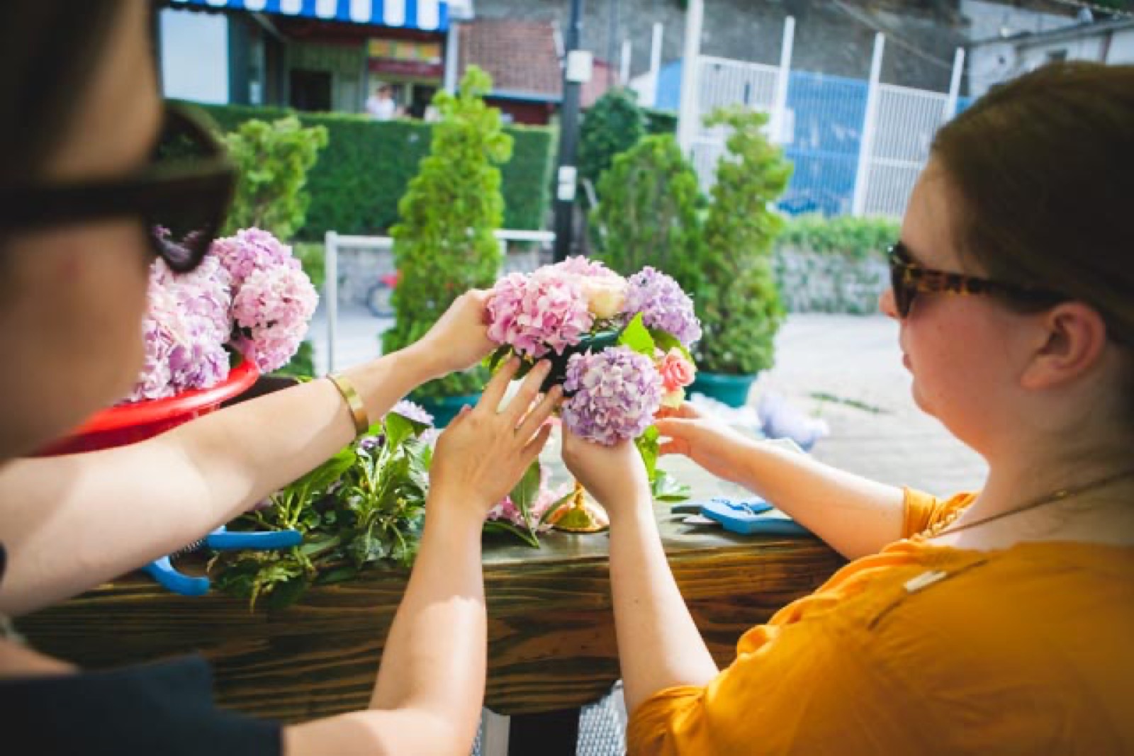Mladoženja — Ucha veže kravatu