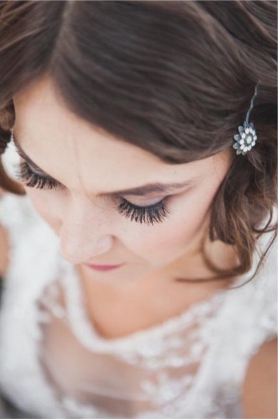 Detalj leđa venčanice — prozirna čipka i biseri