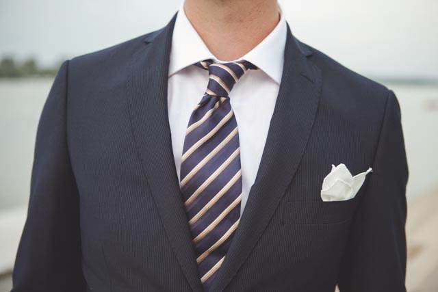 Goran u tamnom odelu — Navigare/Barbolini via Promoda