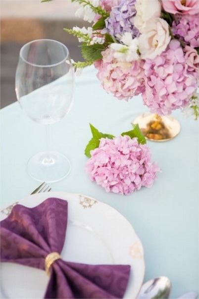 Detalj stola — hortenzije i pribor za jelo
