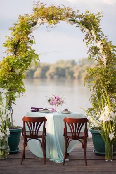 Dušica u venčanici kraj stola za dvoje