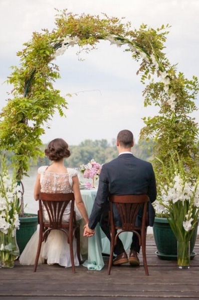 Dušica i Goran za stolom — prvi pogled