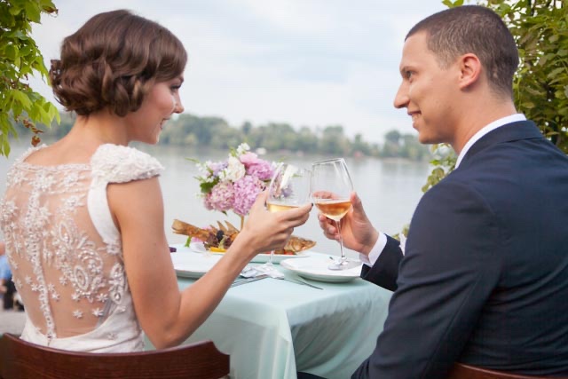 Zdravica — Dušica i Goran nazdravljaju penušavim vinom uz Dunav