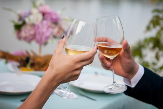 Penušavo vino uz zalazak sunca — zlatna svetlost na Dunavu