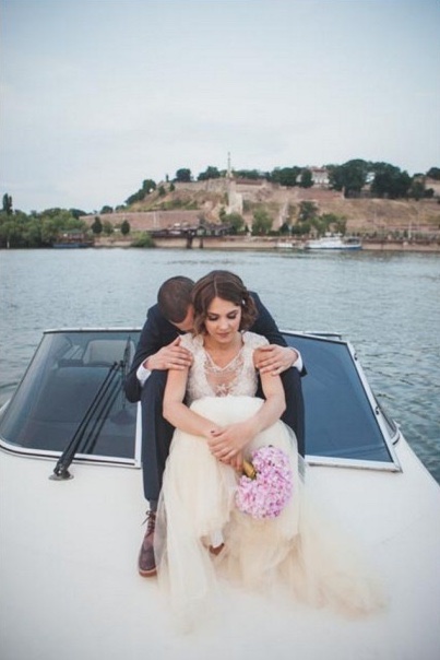 Dušica i Goran na brodu — reka i grad