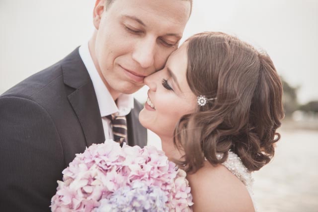 Panorama Beograda sa reke u sumrak — zlatna svetlost na vodi