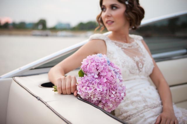 Dušica na brodu — hortenzije, reka, zalazak sunca