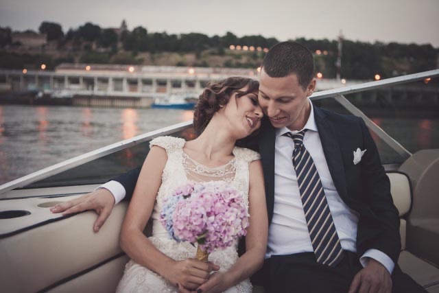 Dušica i Goran na brodu u sumrak — nežan zagrljaj, svetla grada