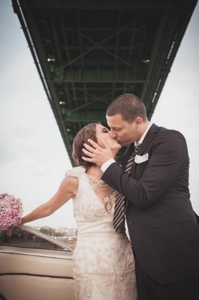 Par u zagrljaju — noćna svetlost na reci