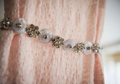 Mlada u čipki, romantičan portret