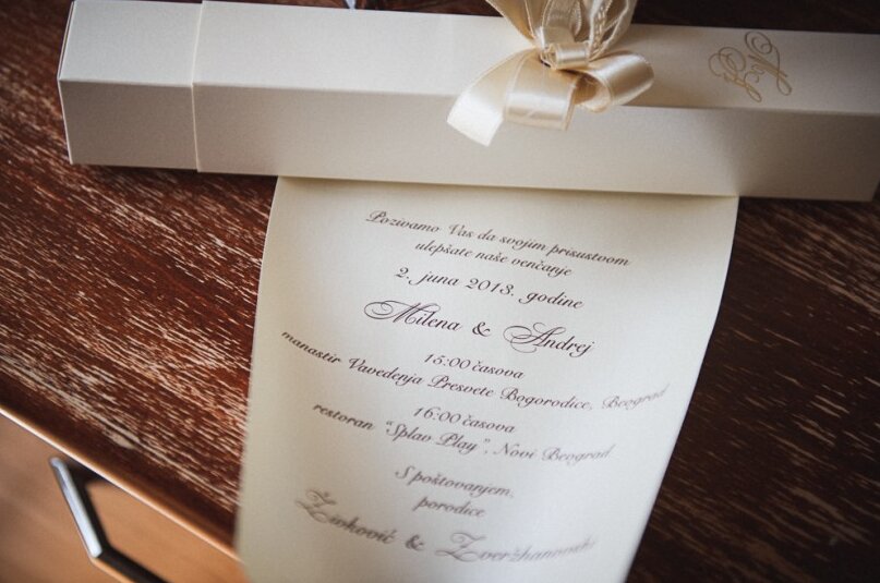 Pozivnica za venčanje, elegantna kutija sa svilenkastom notom