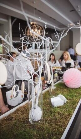 Bela dekorativna grana sa detaljima na splavu