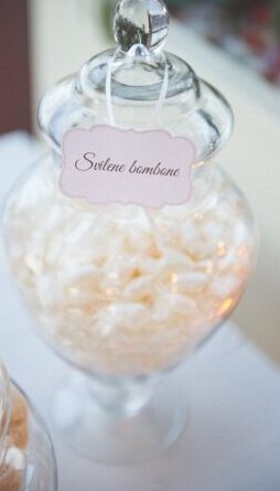 Svilene bombane u staklenoj posudi