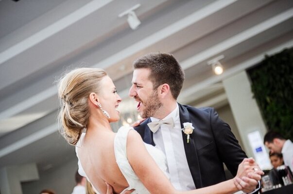 Gosti plešu na splavu