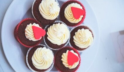 Čokoladni detalji na slatkom stolu