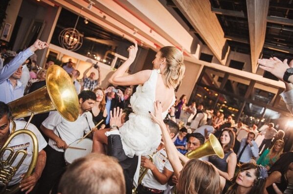 Noćna atmosfera na splavu Play