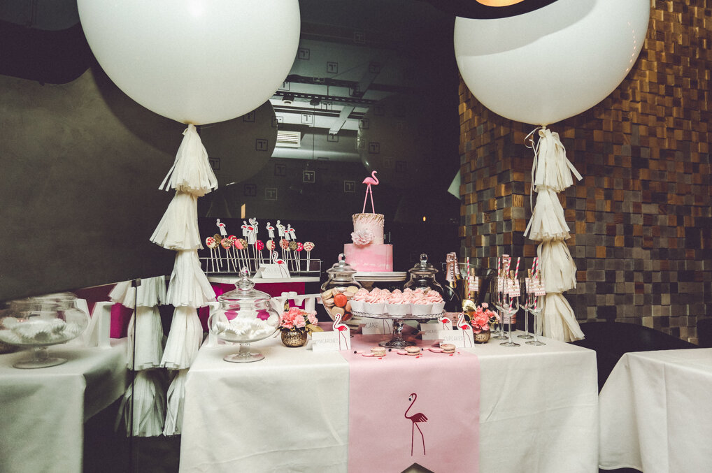 Roze cvetni aranžman sa zlatnom dekoracijom