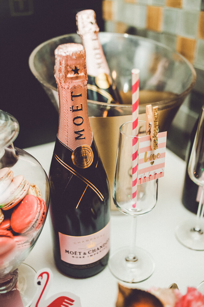 Flamingo dekoracija sa roze cvetnim aranžmanom