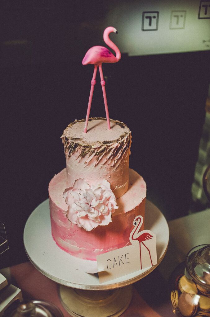 Detaljni prikaz roze cvetnog aranžmana sa zlatnim akcentima