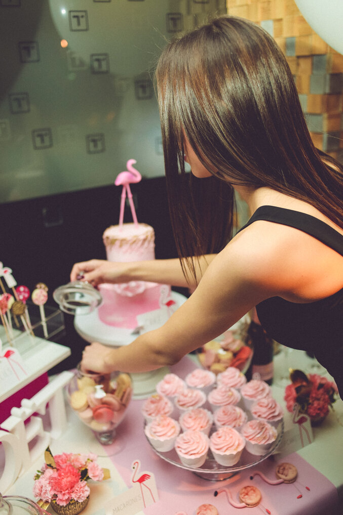 Flamingo cupcakes izbliza sa zlatnim posipom