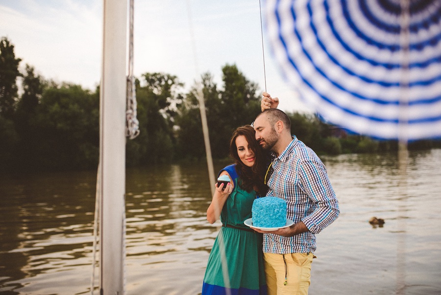 Jedrilica na reci — pogled sa palube