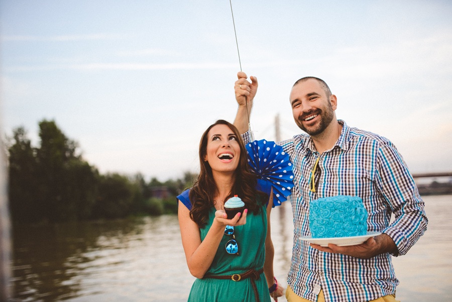 Dušica i Goran sa plavom tortom i balonima — najširi kadar