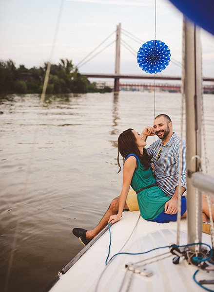 Dušica na jedrilici — balonima ukrašena paluba