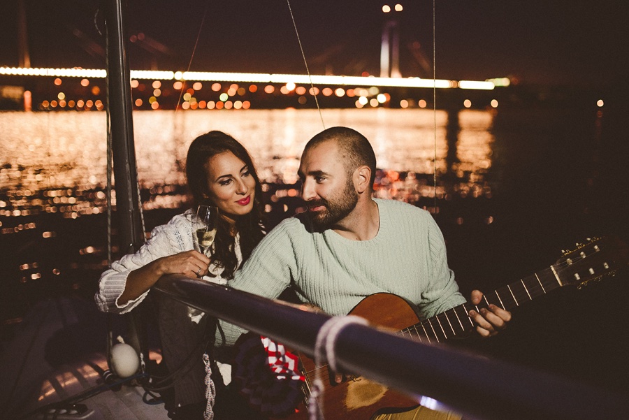 Par na jedrilici — noćna romantika