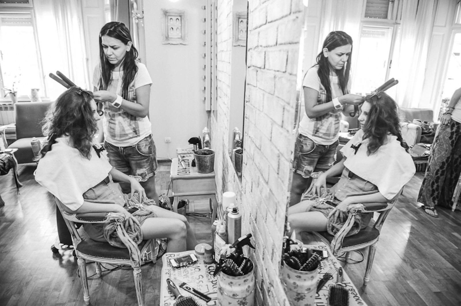 Priprema mlade - crno-bela fotografija u ogledalu