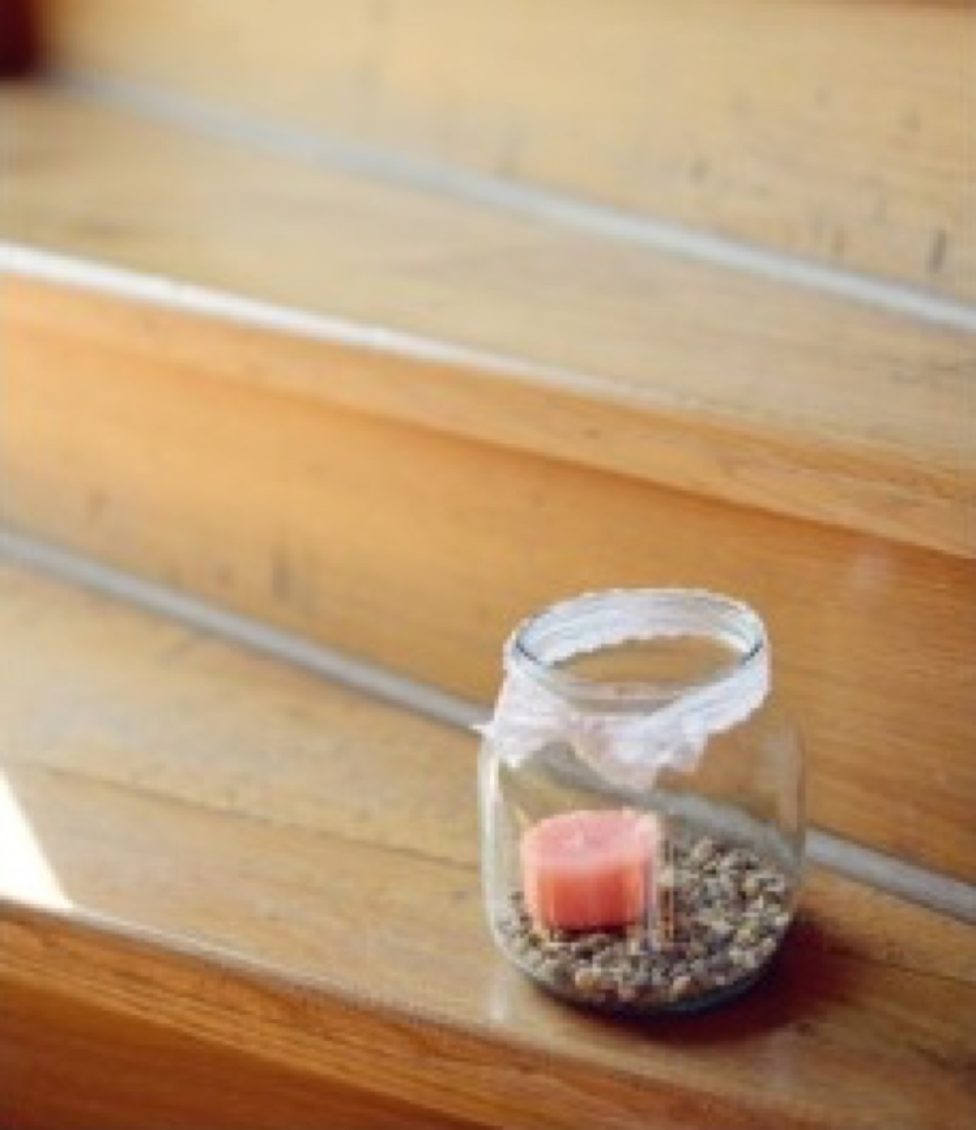 Tegla sa lavandom i svećom na stepenicama