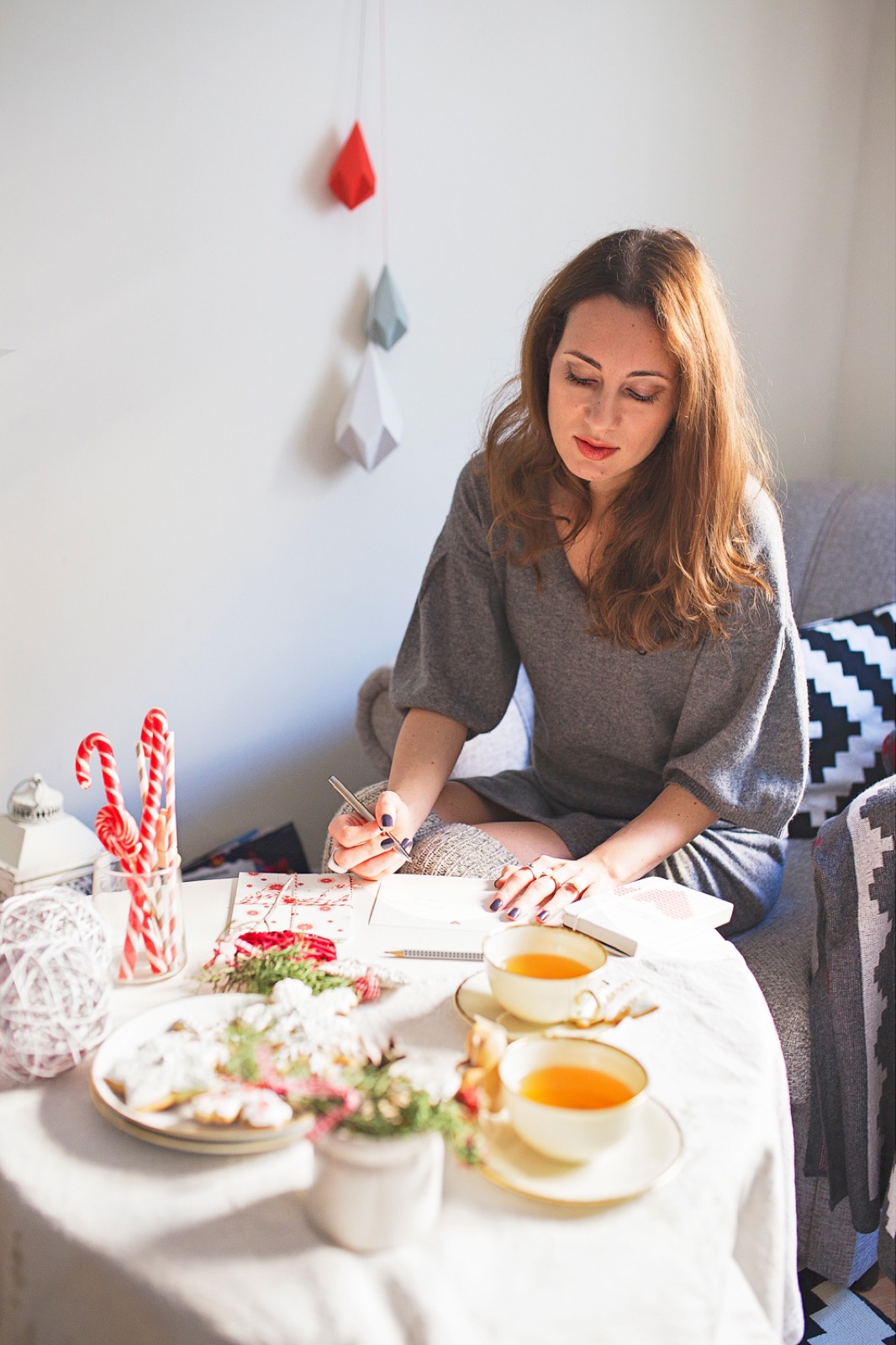 Detalji novogodišnjih dekoracija — crveni ukrasi i papir