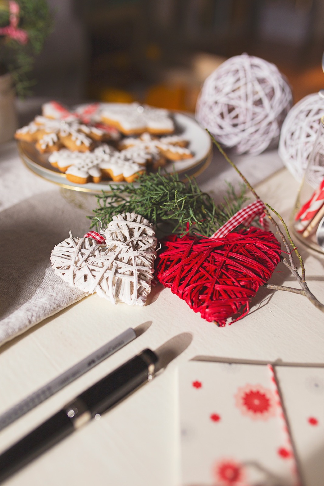 Kreativni radni sto sa makazama, papirom i novogodišnjim detaljima