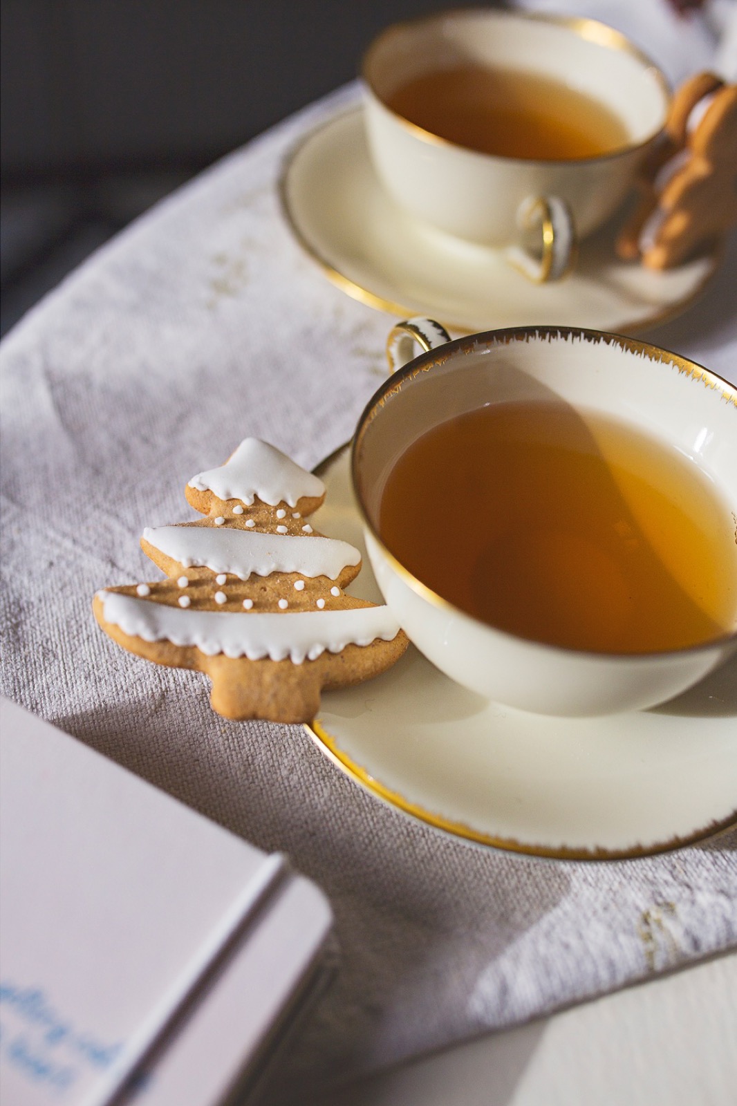 Bliska fotografija šarenog papira i vrpci