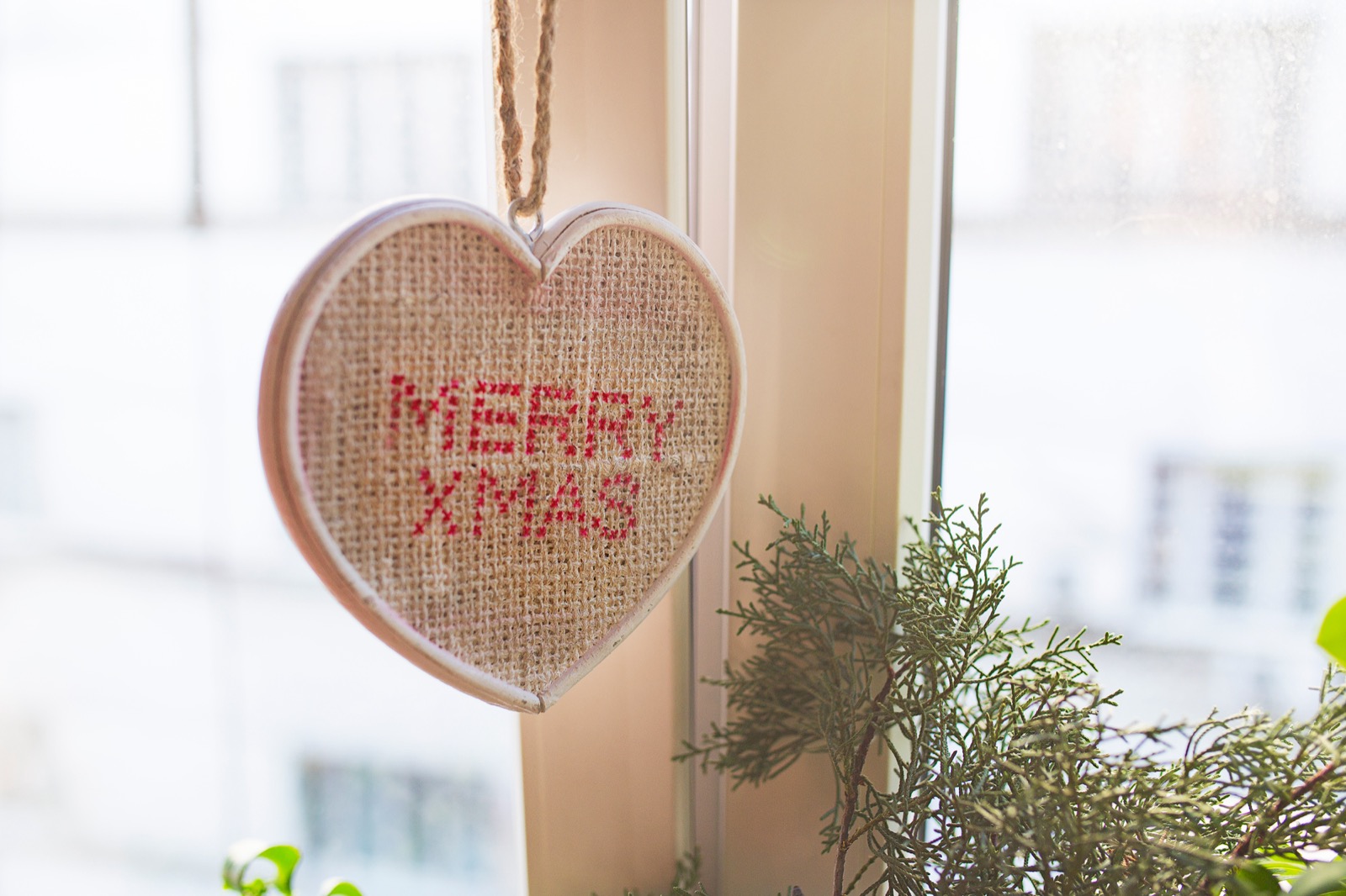 Novogodišnja atmosfera — svetla i dekoracije u toplom ambijentu